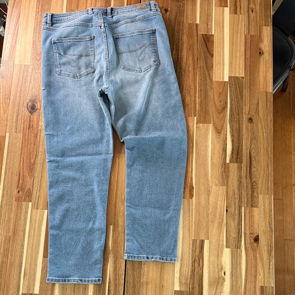 Jordache Sky Blue High Rise Curvy Mom Jeans - Size 12 - Picture 10 of 13